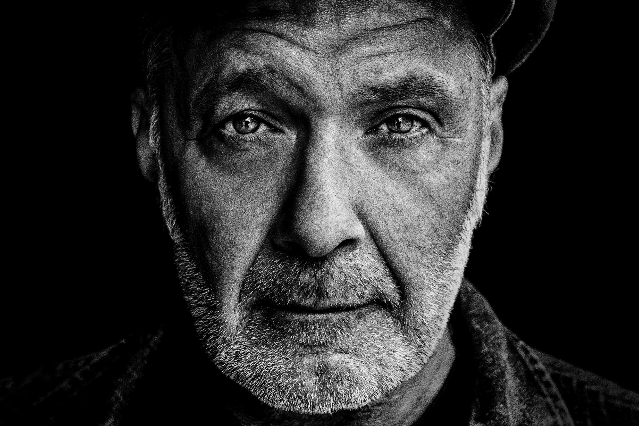 Svartvitt foto på en man