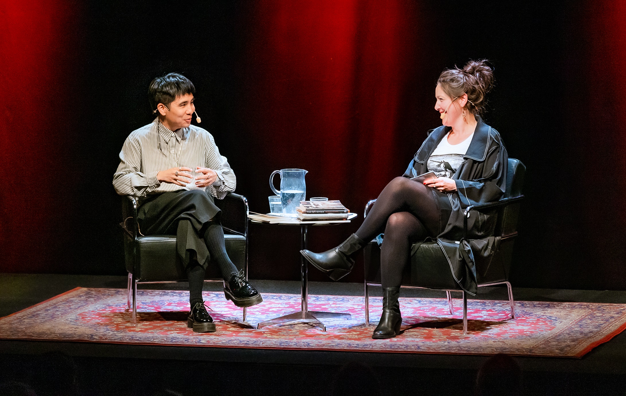 Författaren Ocean Vuong samtalar med Ida Linde på en scen. 