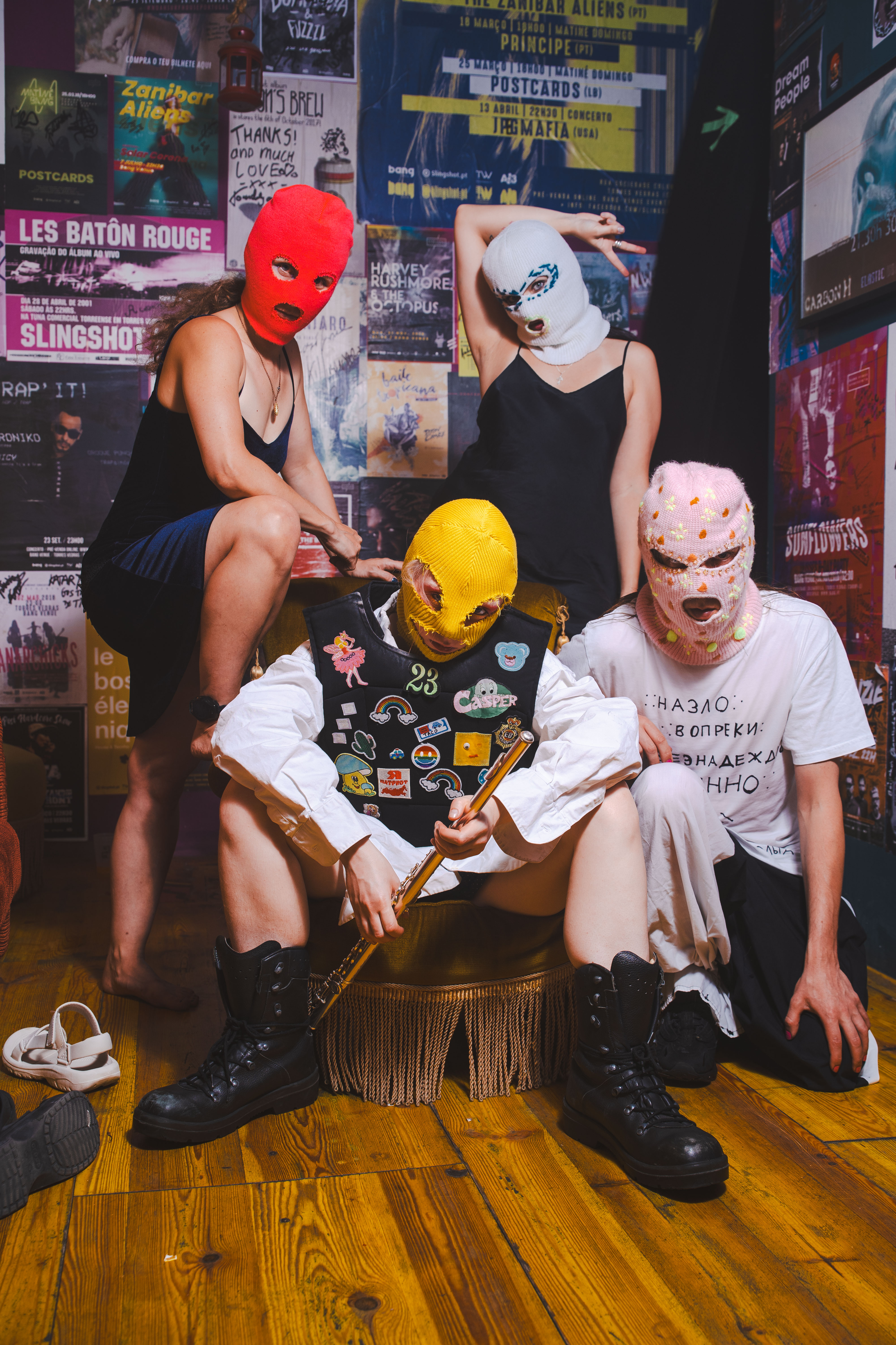 Fyra maskerade personer i ett rum