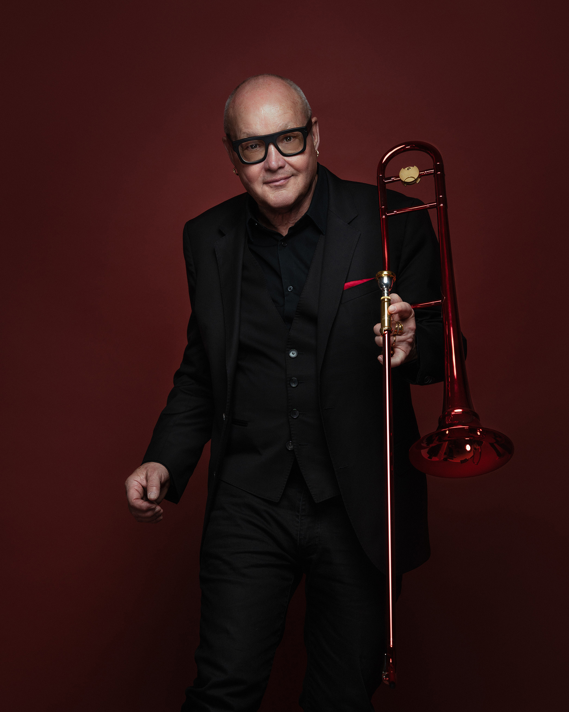 En man med röd trombon