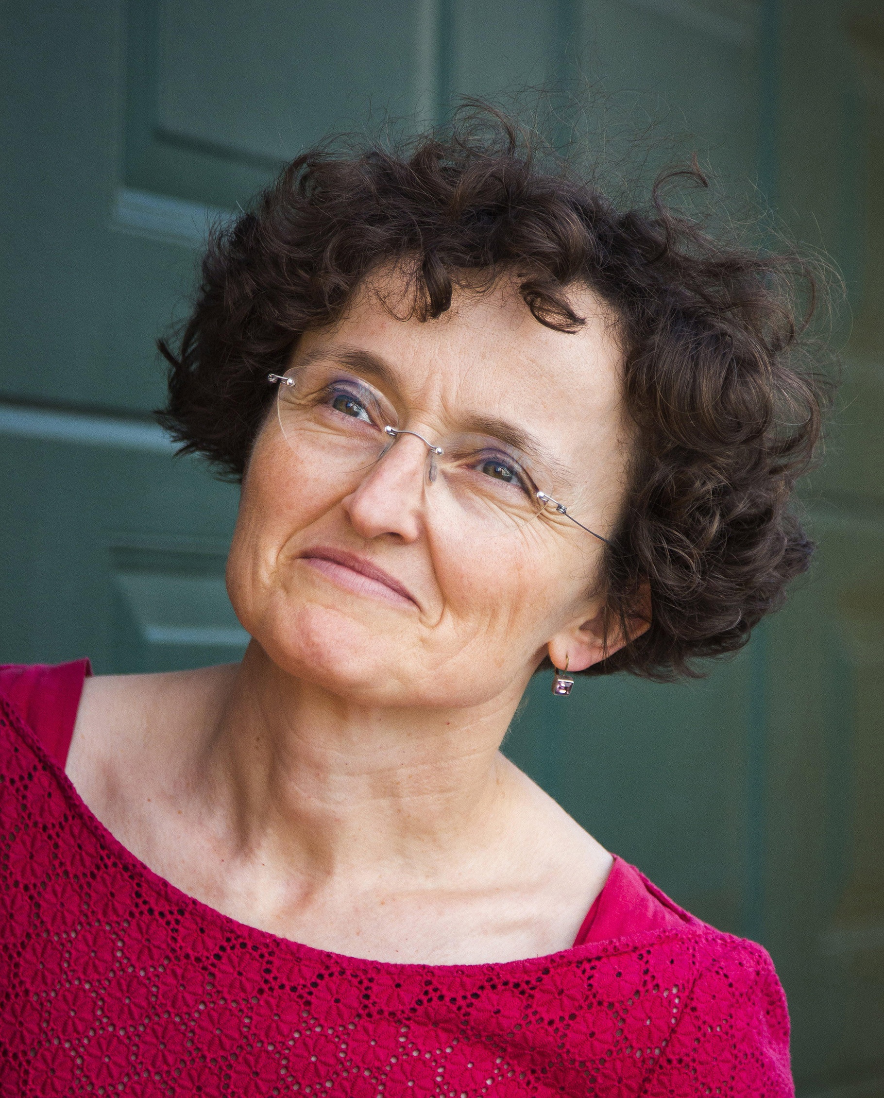 Marie-Hélène Lafon lutar lätt mot bildens kant i ett naturligt porträtt där det öppna uttrycket och den starka färgen i klädseln ger liv åt bilden.