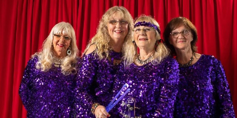 Fyra kvinnor klädda i lila paljetter