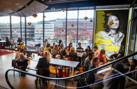Foto: Leonard Stenberg En grupp människor med olika bakgrunder samtalar runt ett bord på ett språkcafé.