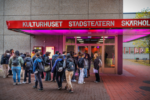 Fotograf: Matilda Rahm Glada barn utanför Kulturhuset Stadsteatern i Skärholmen