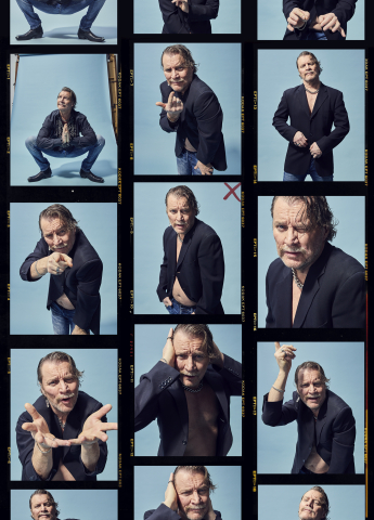 Medelålders man med grått hår och mustasch i svart kavaj och jeans poserar och gestikulerar mot blå bakgrund, collage.