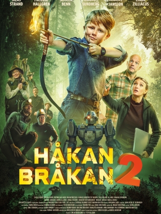 Håkan Bråkan skjuter pilbåge med sin familj som ser förvånad ut i en skog