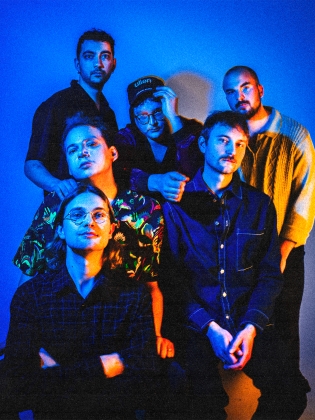 Sex person i blått ljus