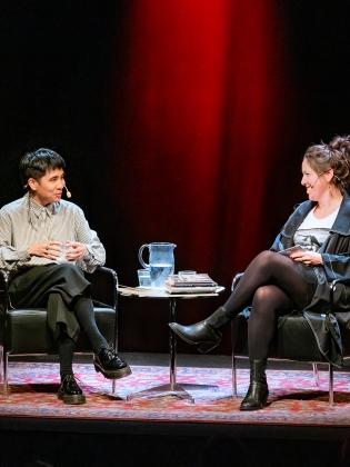 Författaren Ocean Vuong samtalar med Ida Linde på en scen. 