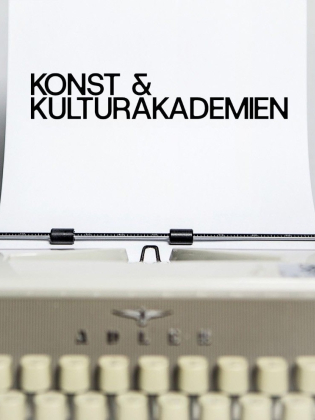 Gammaldags skrivmaskin med papper där det står "KONST & KULTURAKADEMIEN" i svart text.