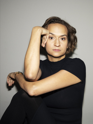 Författarporträtt på Bianca Kronlöf, foto av Märta Thisner