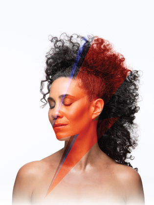 En kvinna med en röd blixt över ansiktet