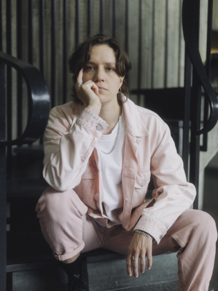 Författarporträtt på Silas Aliki, foto av Ikram Abdulkadir