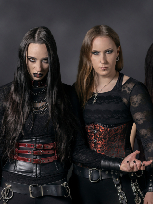 Fyra personer poserar bredvid varandra