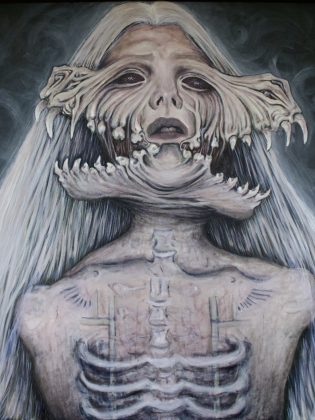 Målning av könsoklar varelse med långt vitt hår, delvis skelettlik kropp och förvridet ansikte med djurkäkar.
