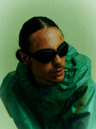 Grönaktig bild på man i solglasögon