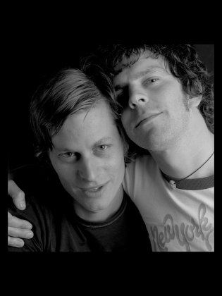 Två män fotade i svartvitt