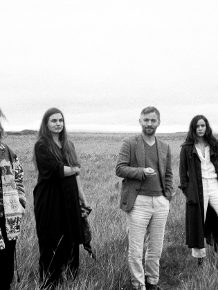 Fyra personer fotade på  ett fält