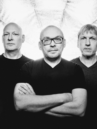 Svartvit bild på tre män