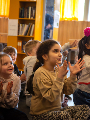 Barn besöker "Upptäcksfärd på Kulturhuset" i Skärholmen