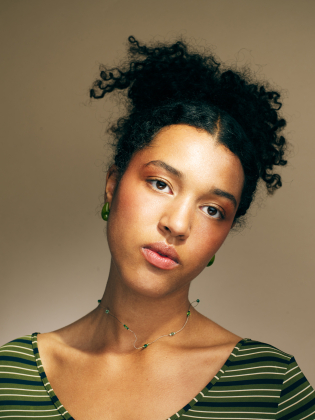 En kvinna i grön tröja