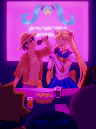 Två animefigurer sjunger karaoke på en scen med stark rosa och lila belysning. Publiken syns i förgrunden framför ett bord med snacks och drycker.