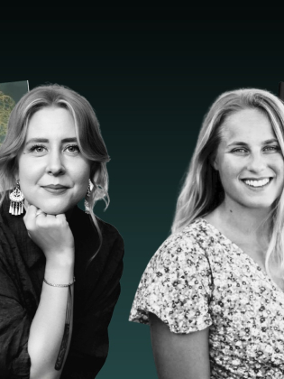 Två personer poserar framför stora bokomslag med svenska titlar mot mörk bakgrund. Båda tittar in i kameran och ler lätt.