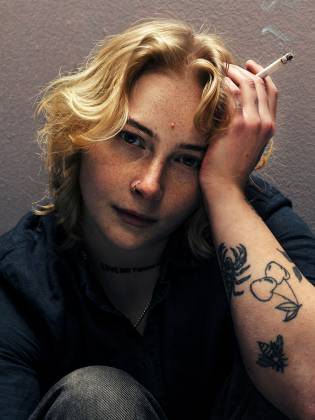 En tjej med en cigg