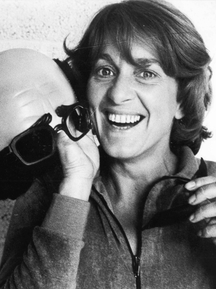 Siw Malmkvist med en mask i handen