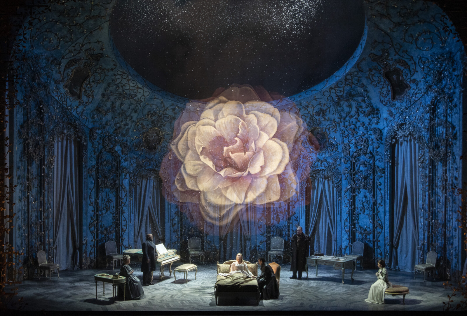 Operascen med en sto lysande ros