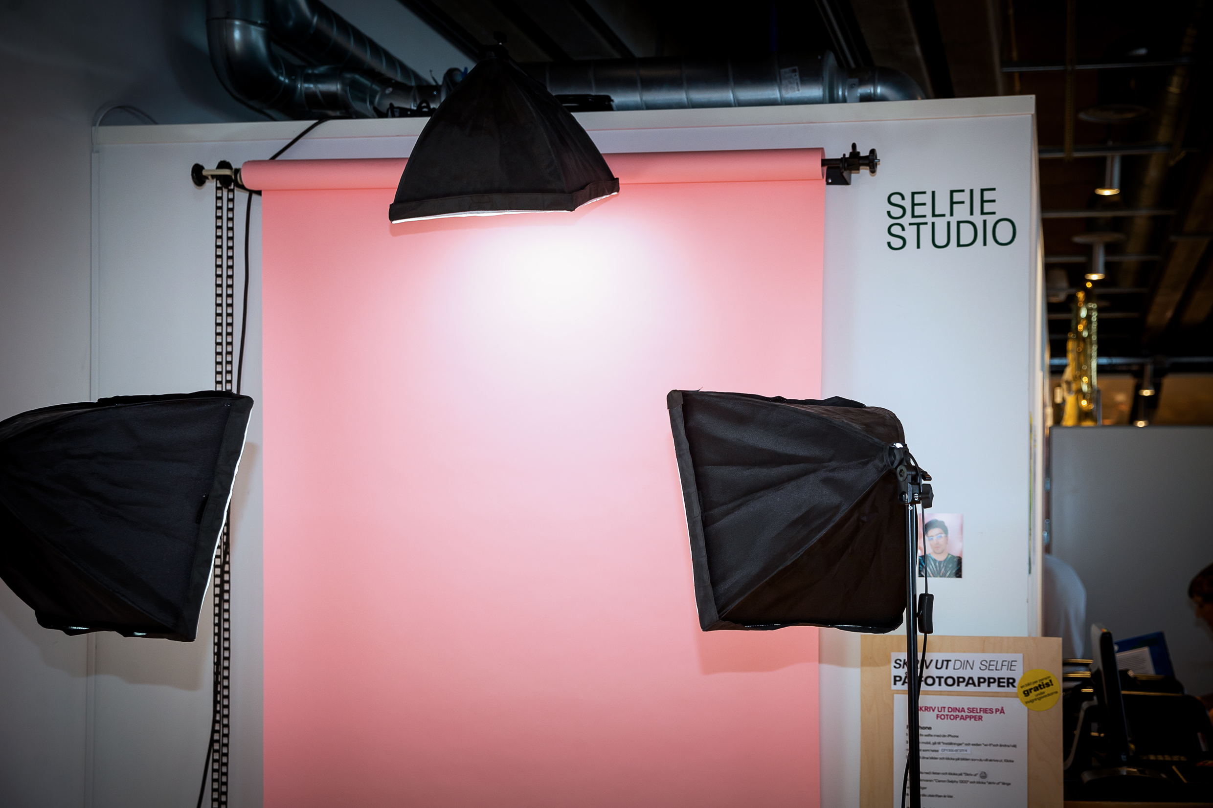 En rosa skärm med tre spotlights runt. 