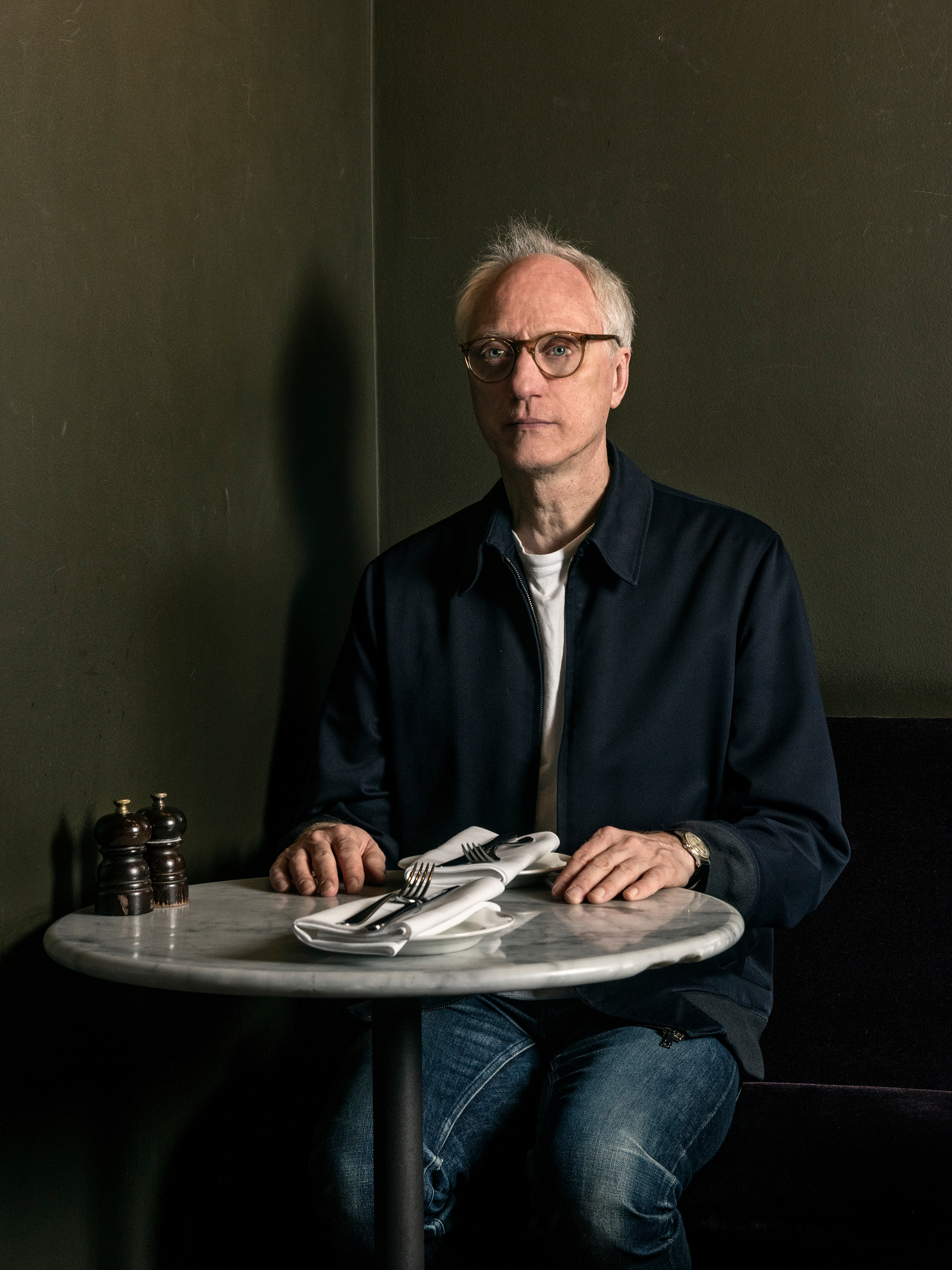 Artisten Andreas Mattson sitter vid ett bord på en restaurang.  