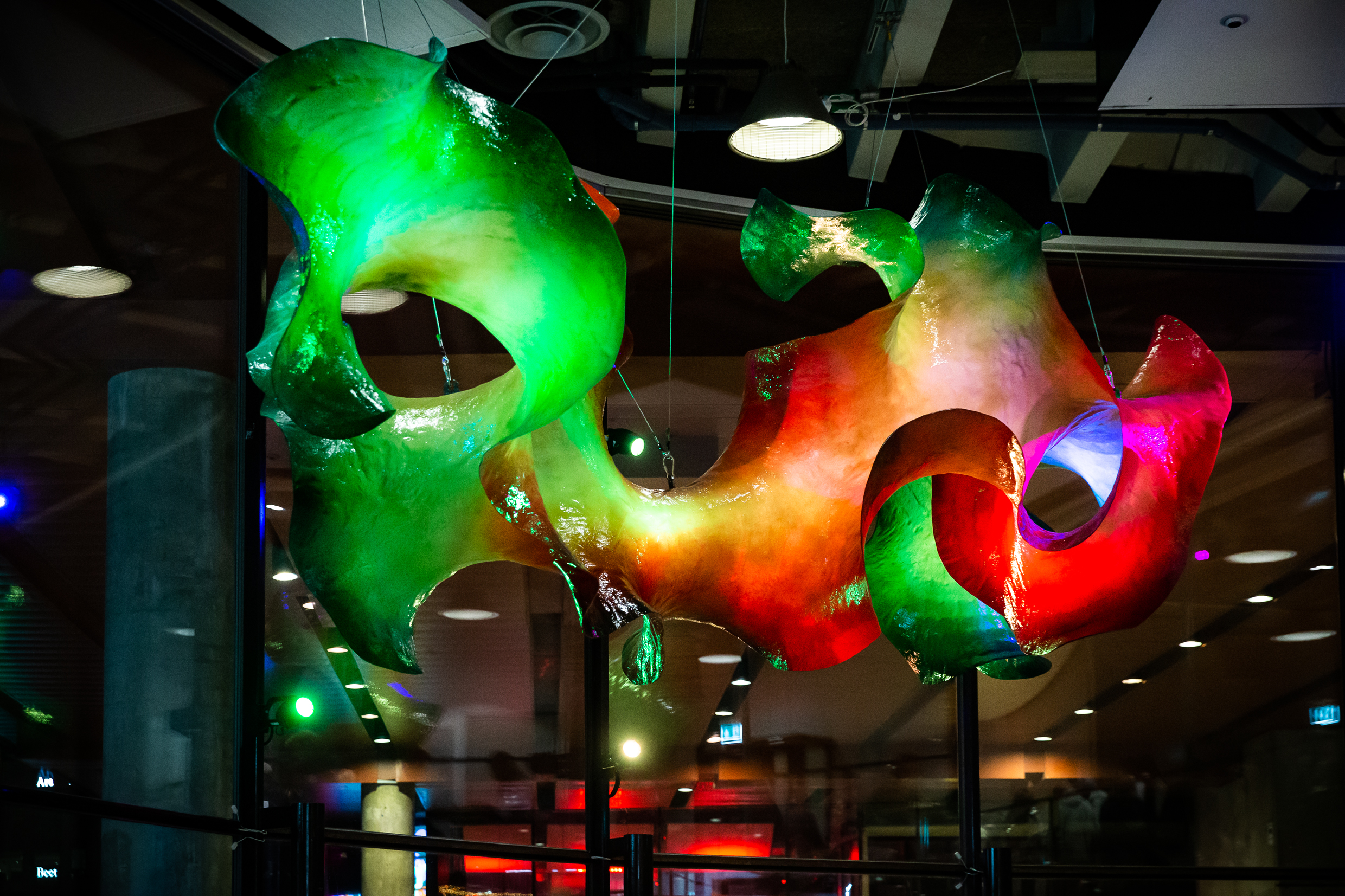 Ett stort konstverk med runda former i olika färger hänger från taket i Kulturhuset. 