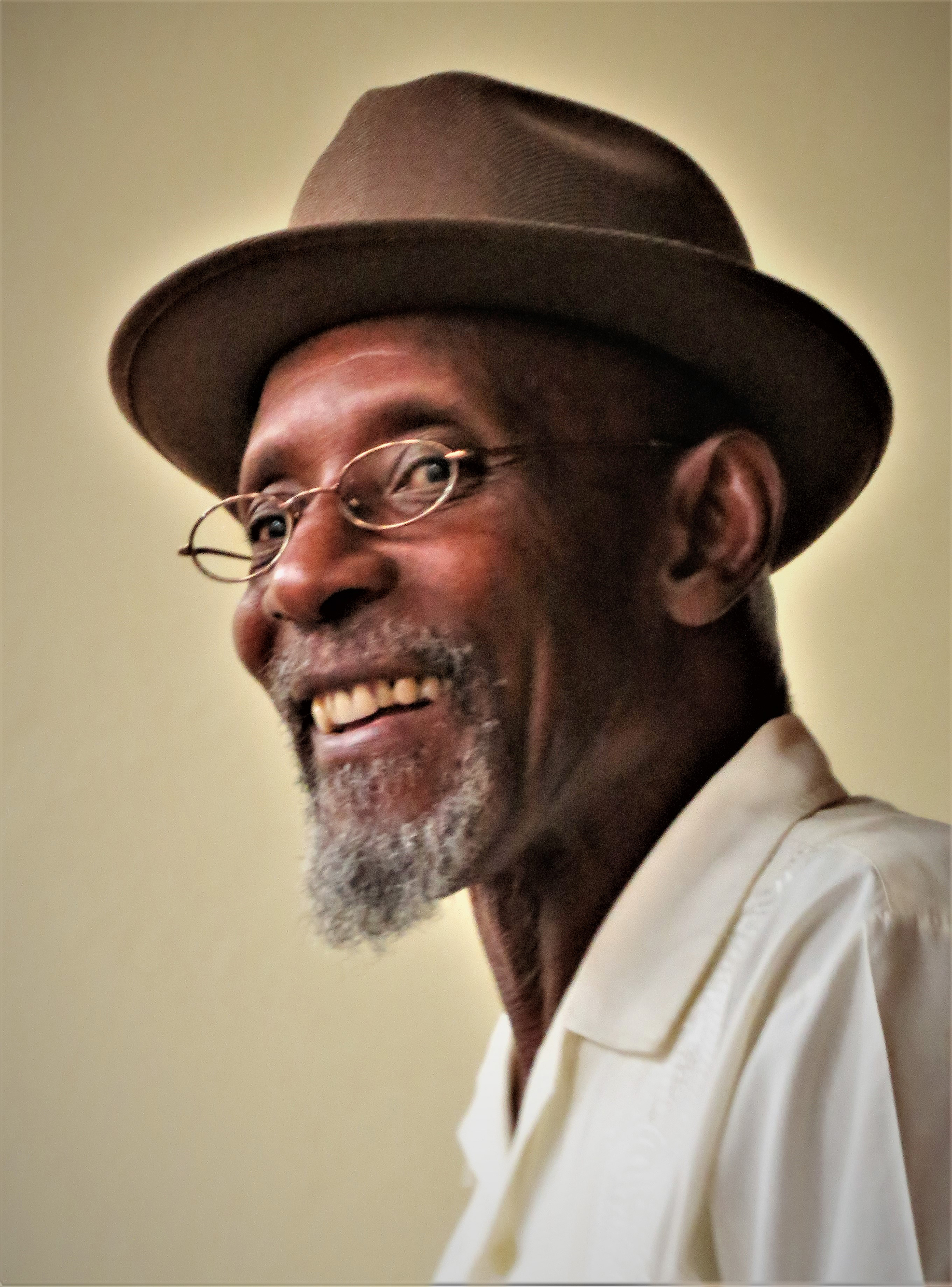 Porträttfoto av författaren och artisten Linton Kwesi Johnson,