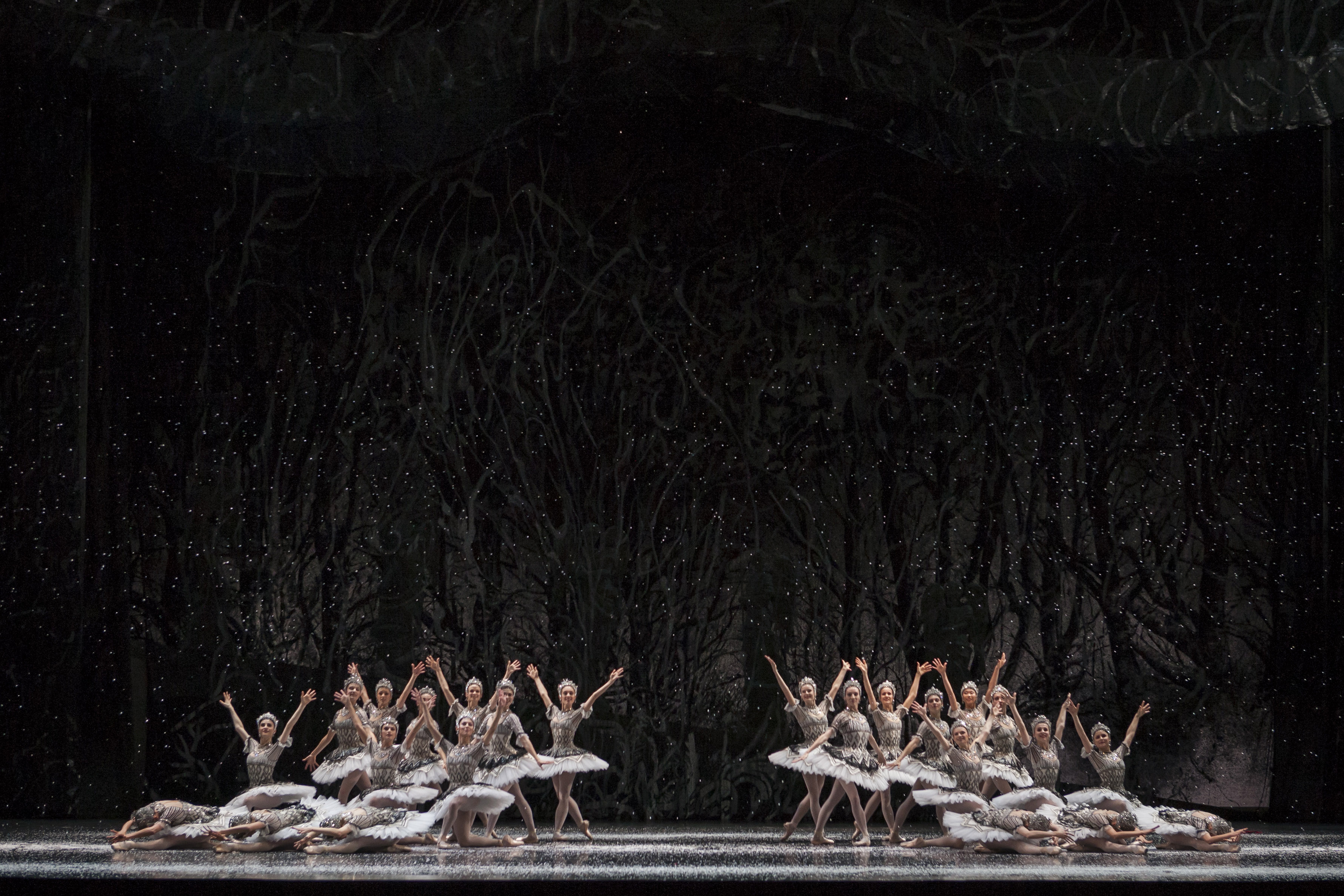 Dansöser i klassiska balettkostymer