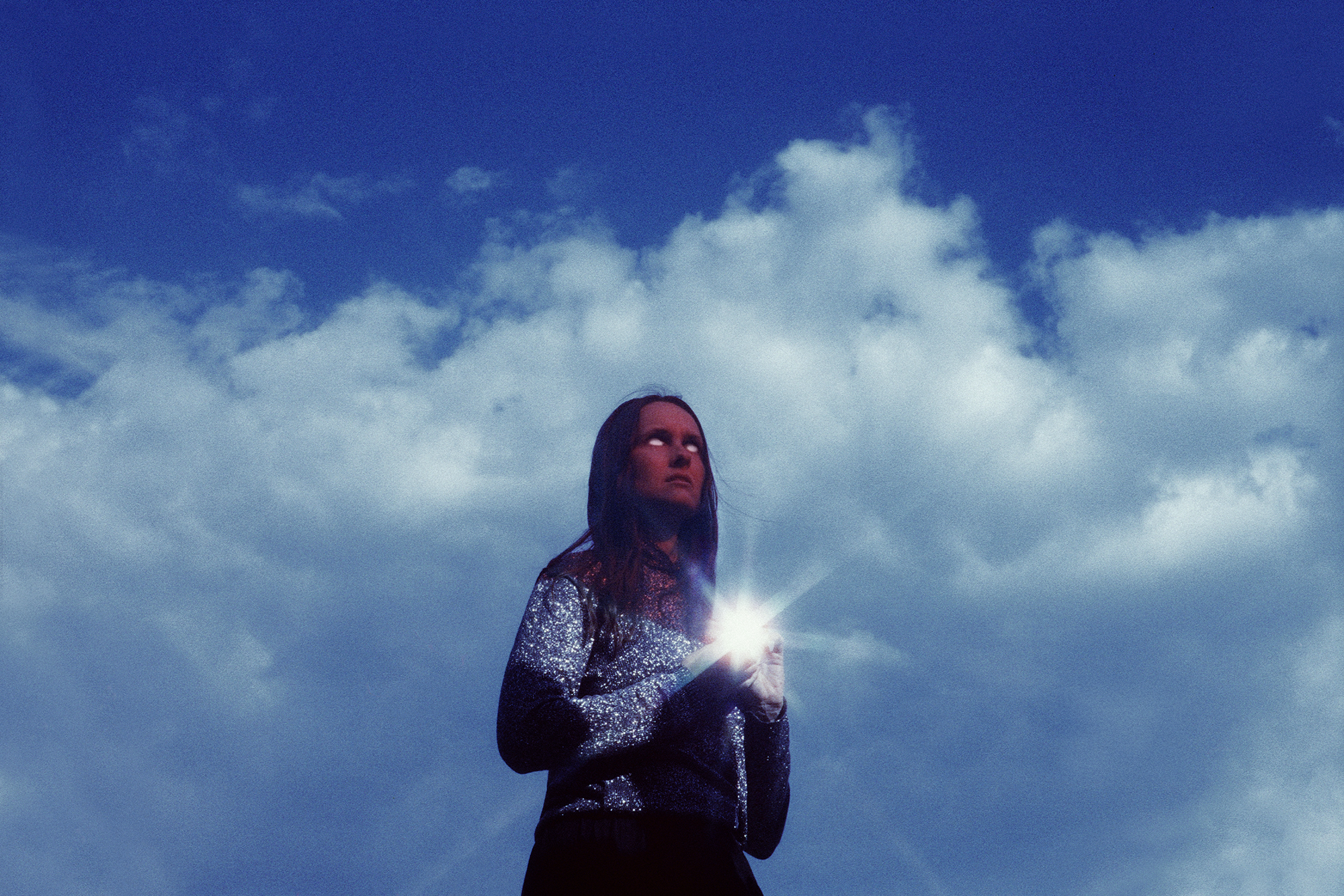 En kvinna mot blå himmelsbakgrund