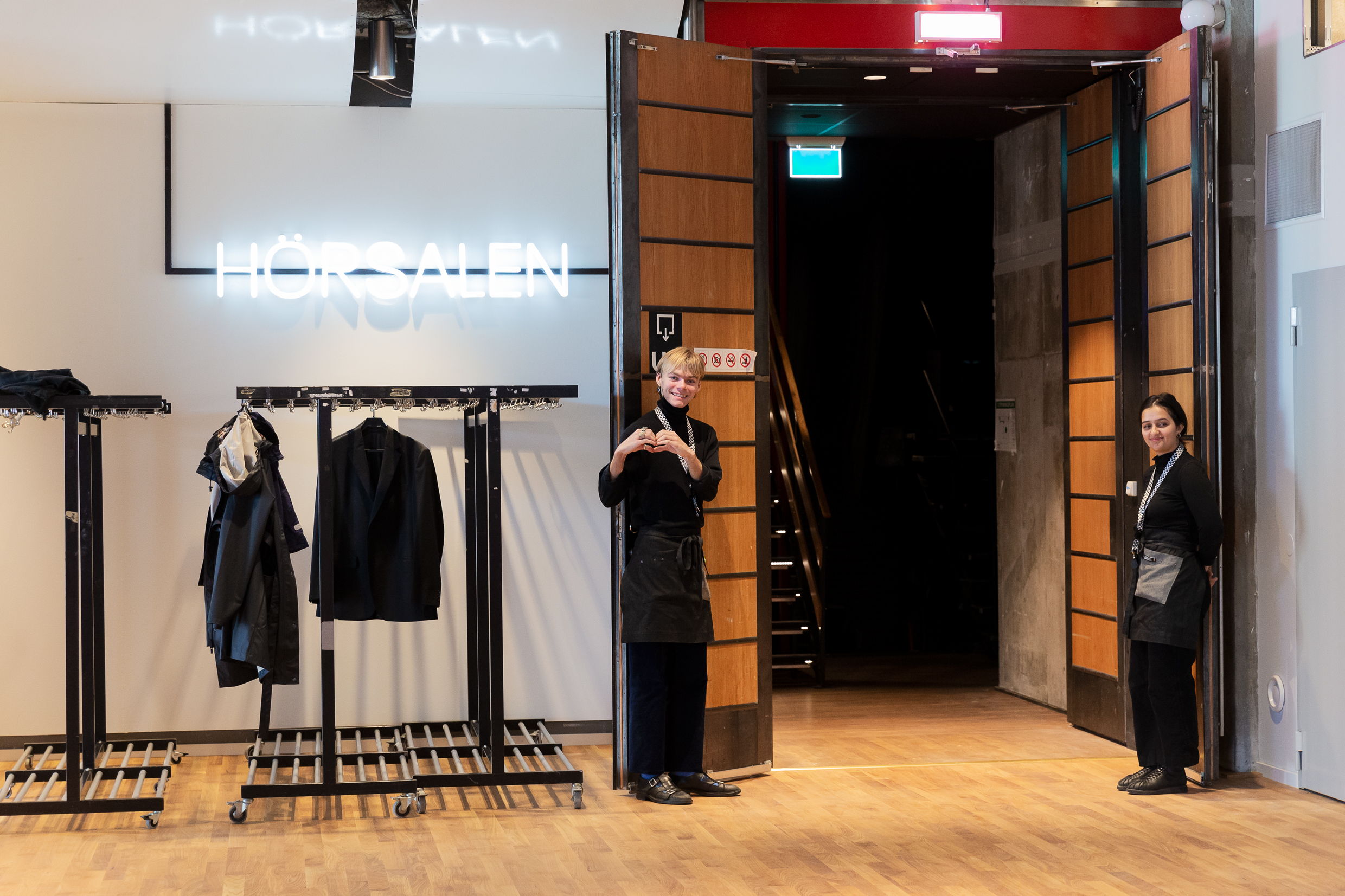 Foto: Matilda Rahm  Två publikvärdar står vid entrén till en salong på Kulturhuset Stadsteatern i Stockholm