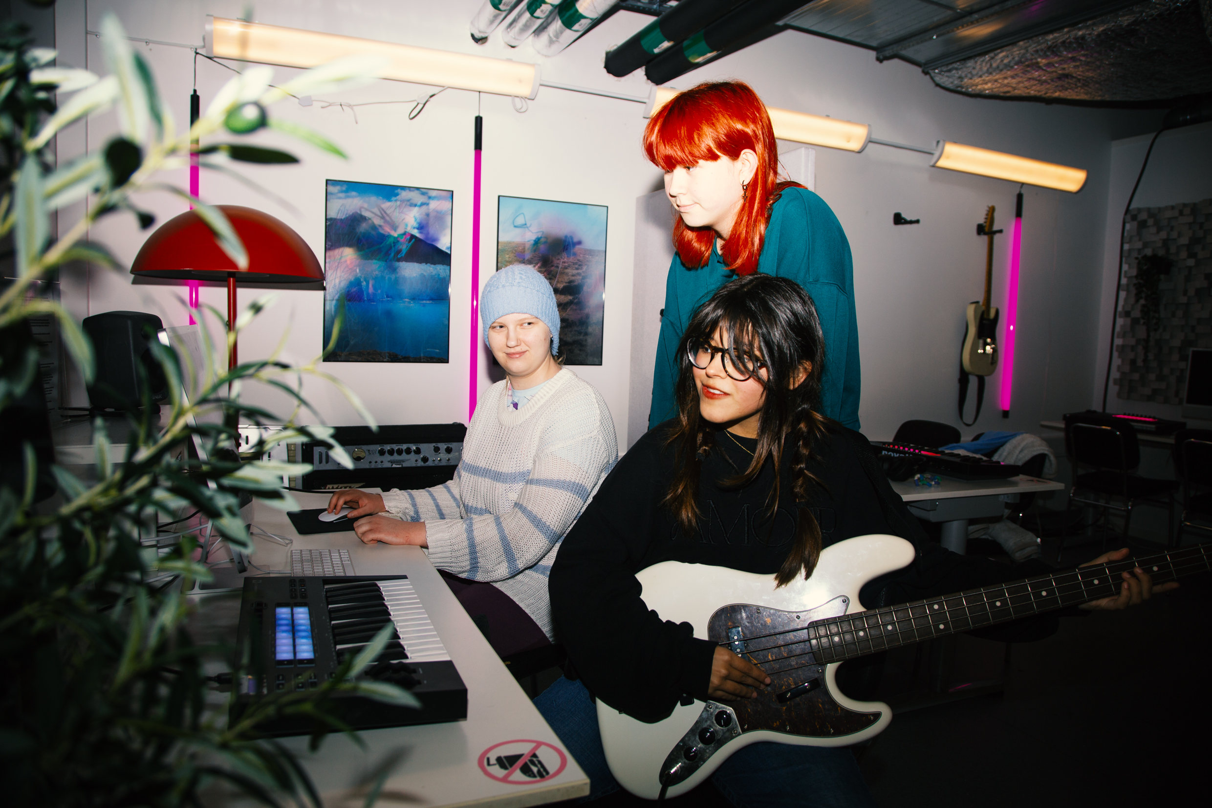 Tre ungdomar spelar instrument och spelar in egen musik i Lavas studio