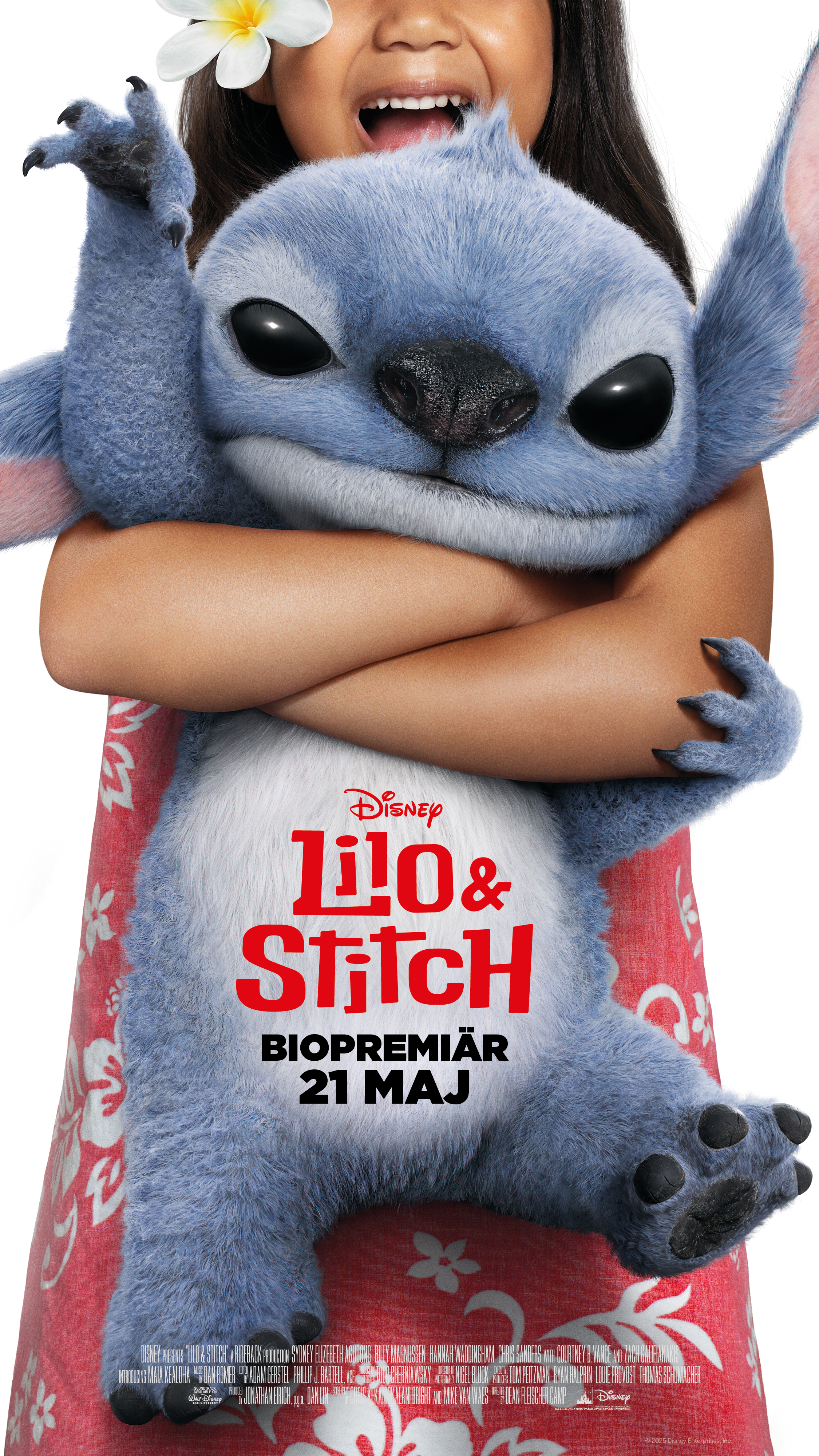 En flicka med blomma i håret håller om en blå, lurvig varelse med stora svarta ögon och stora öron. Texten ”Disney Lilo & Stitch – Biopremiär 21 maj” står mitt på affischen.