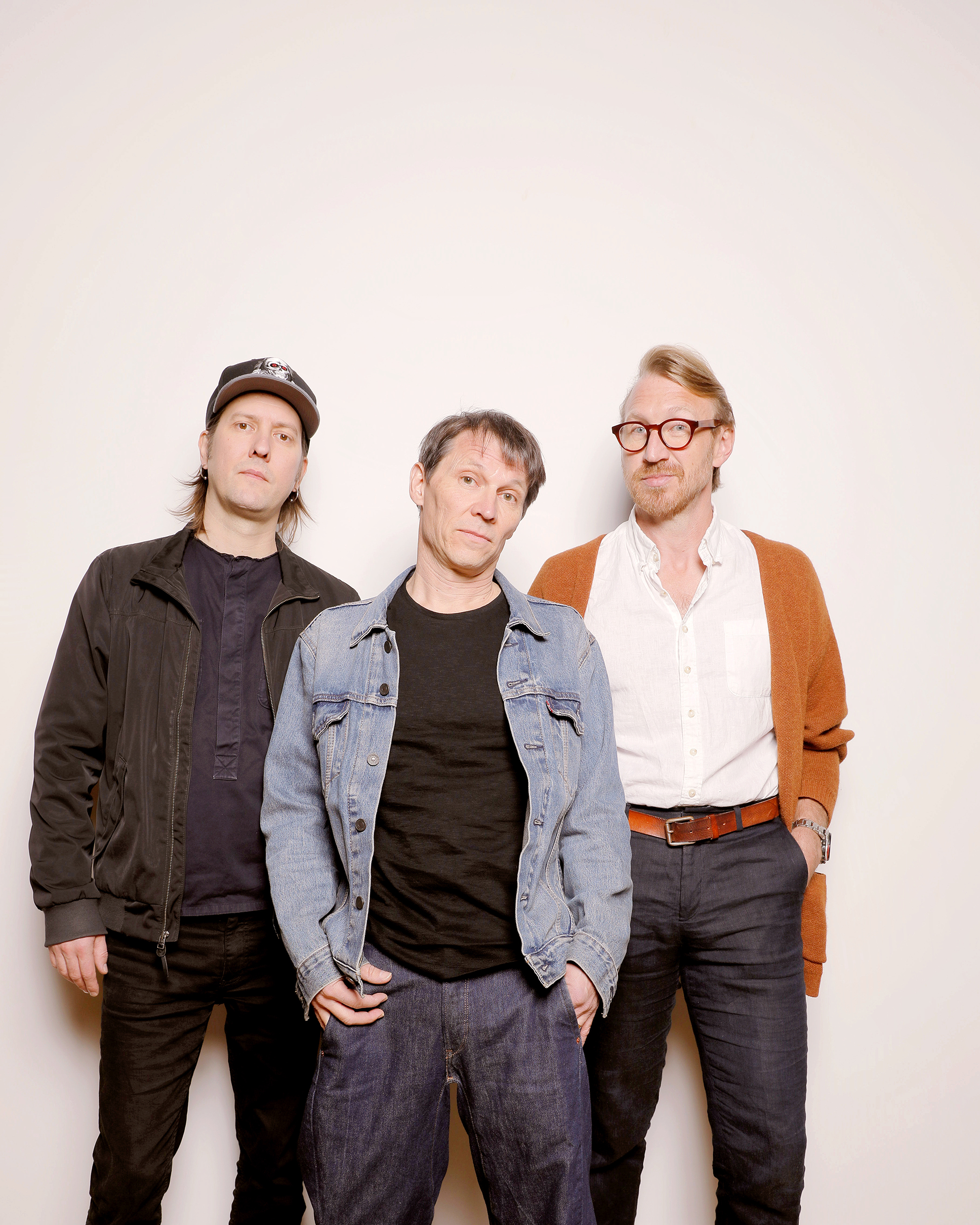 Tre män bredvid varandra