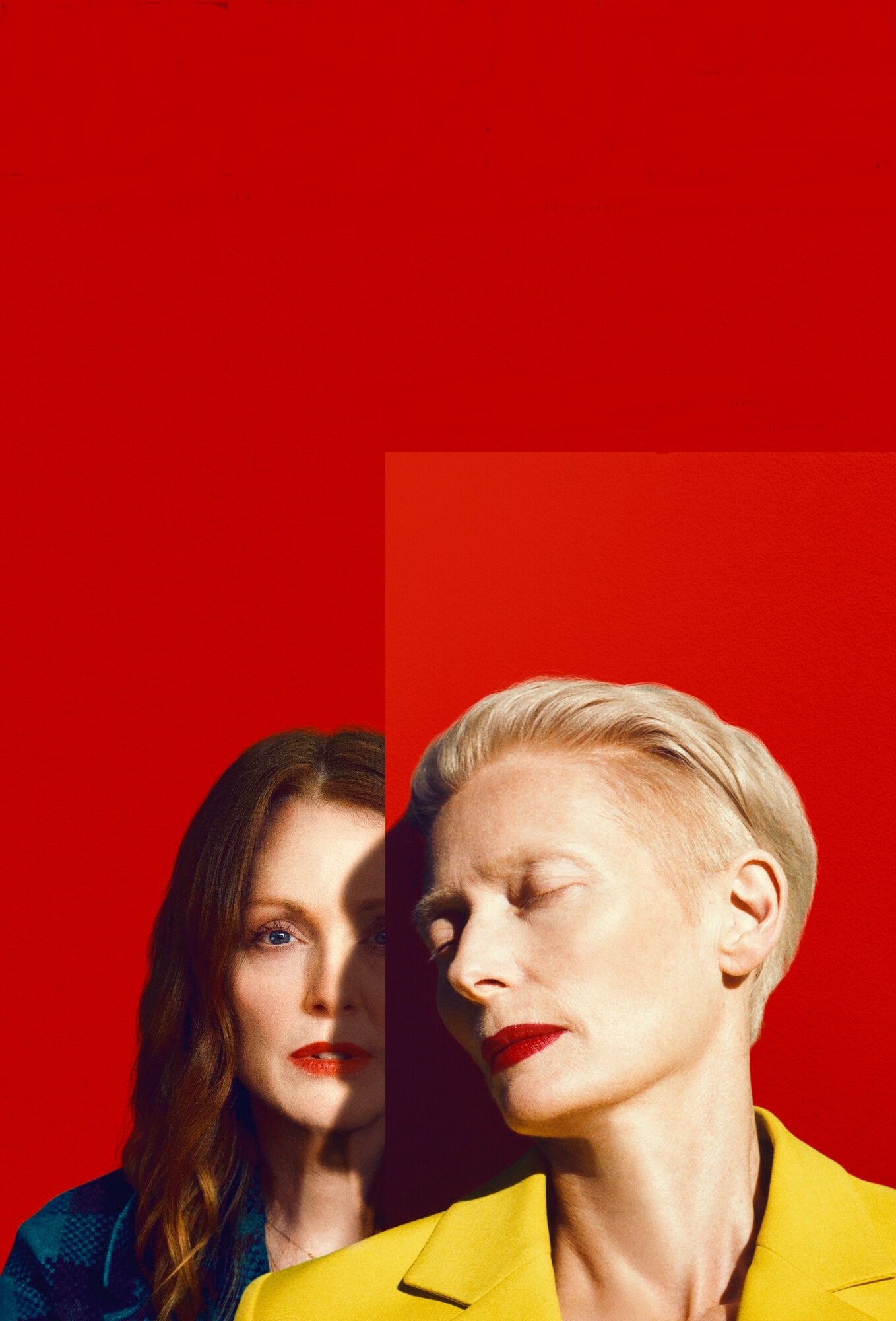 Två kvinnor står lutade mot en röd vägg.