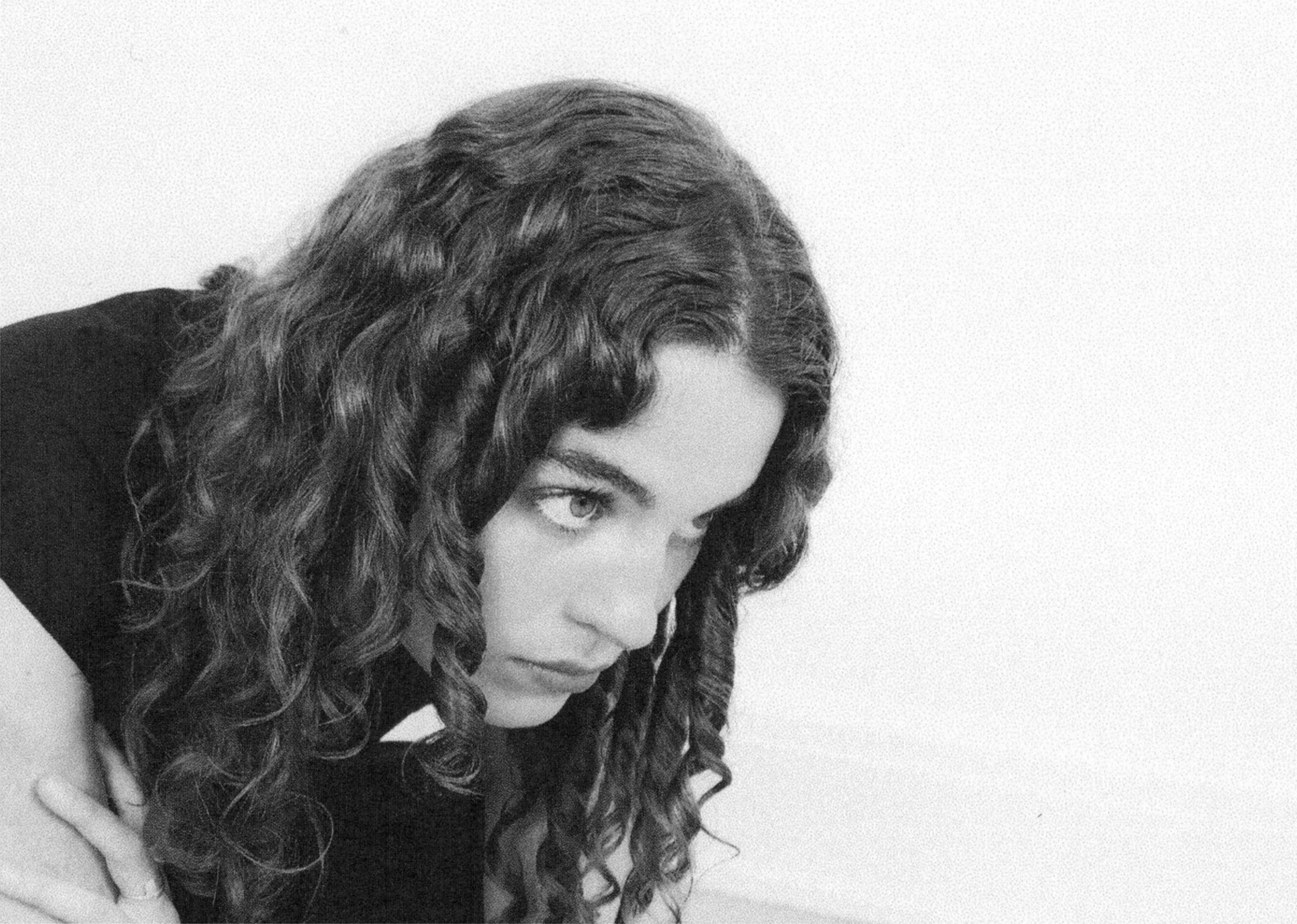 Svartvit bild på kvinna med lockigt hår