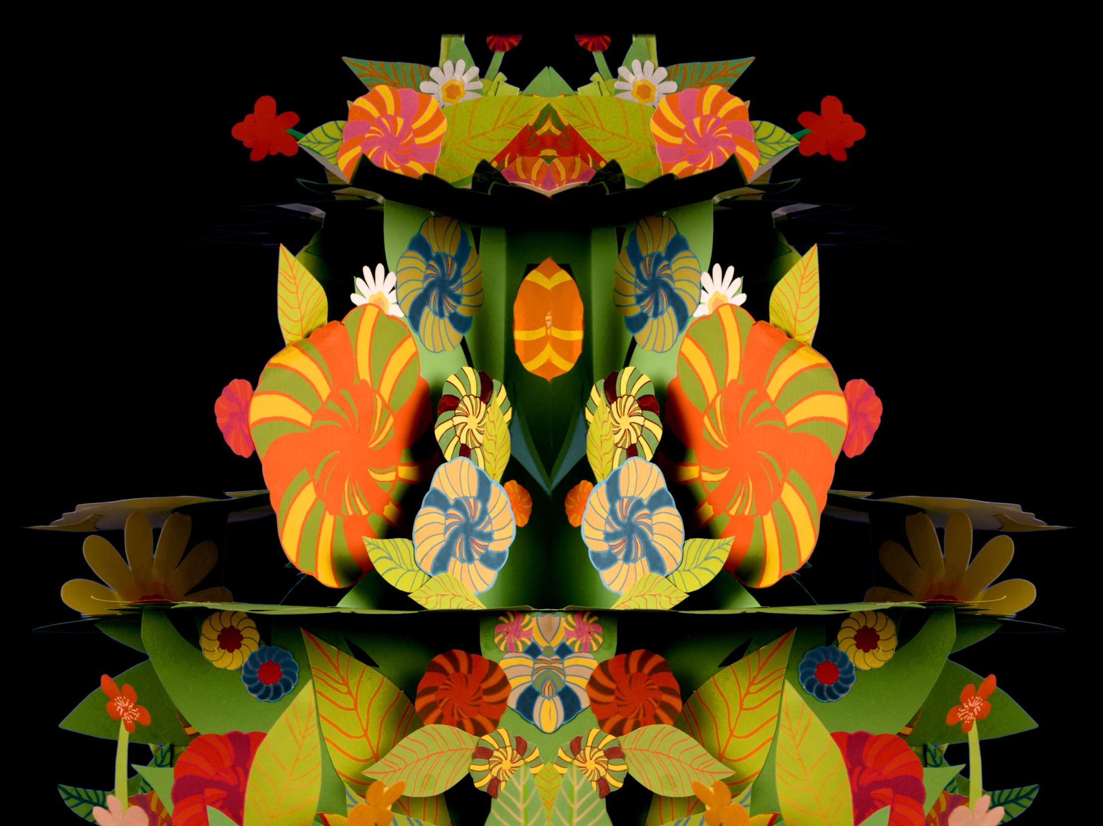 Symmetrisk design med färgglada blommor och blad i papper, i orange, rött, grönt och blått på svart bakgrund.