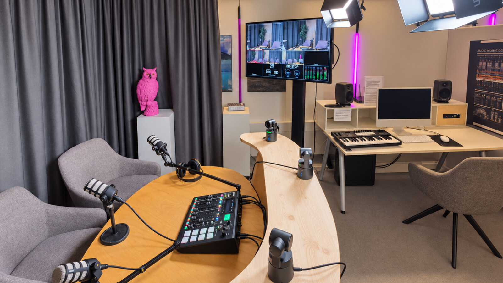 Översikt av Lava Studio med poddbord, mikrofoner, kameror och arbetsstation för musikproduktion. 