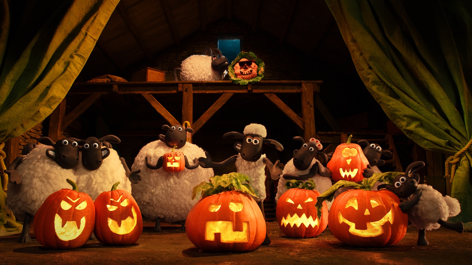 En grupp leranimerade får poserar med halloweenpumpor.