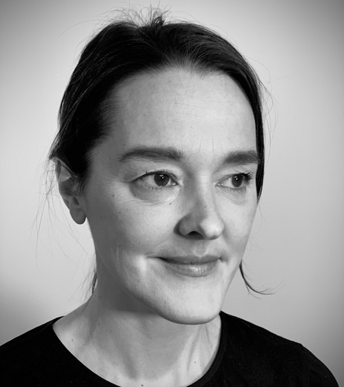 Porträttfoto på serieskaparen Elisa Rossholm. 