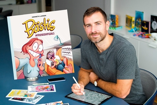 Serietecknaren Kenneth Larsen bredvid sitt seriealbum Bästis. 