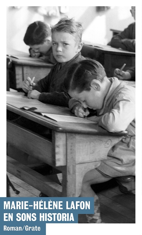 Ett bokomslag med ett svartvitt foto på, med några pojkar vid skolbänkar. 