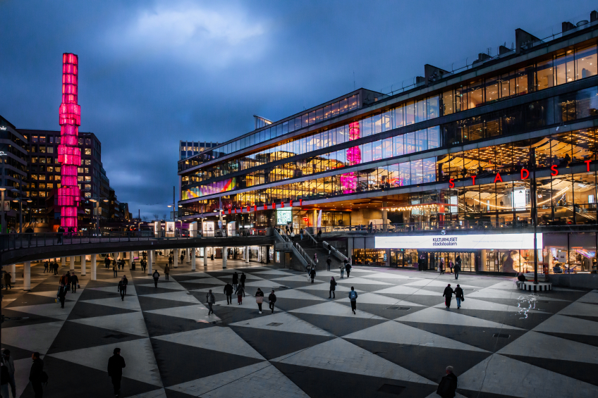 Foto: Matilda Rahm Sergels torg, Kulturhuset och glasobelisken i kvällsljus.