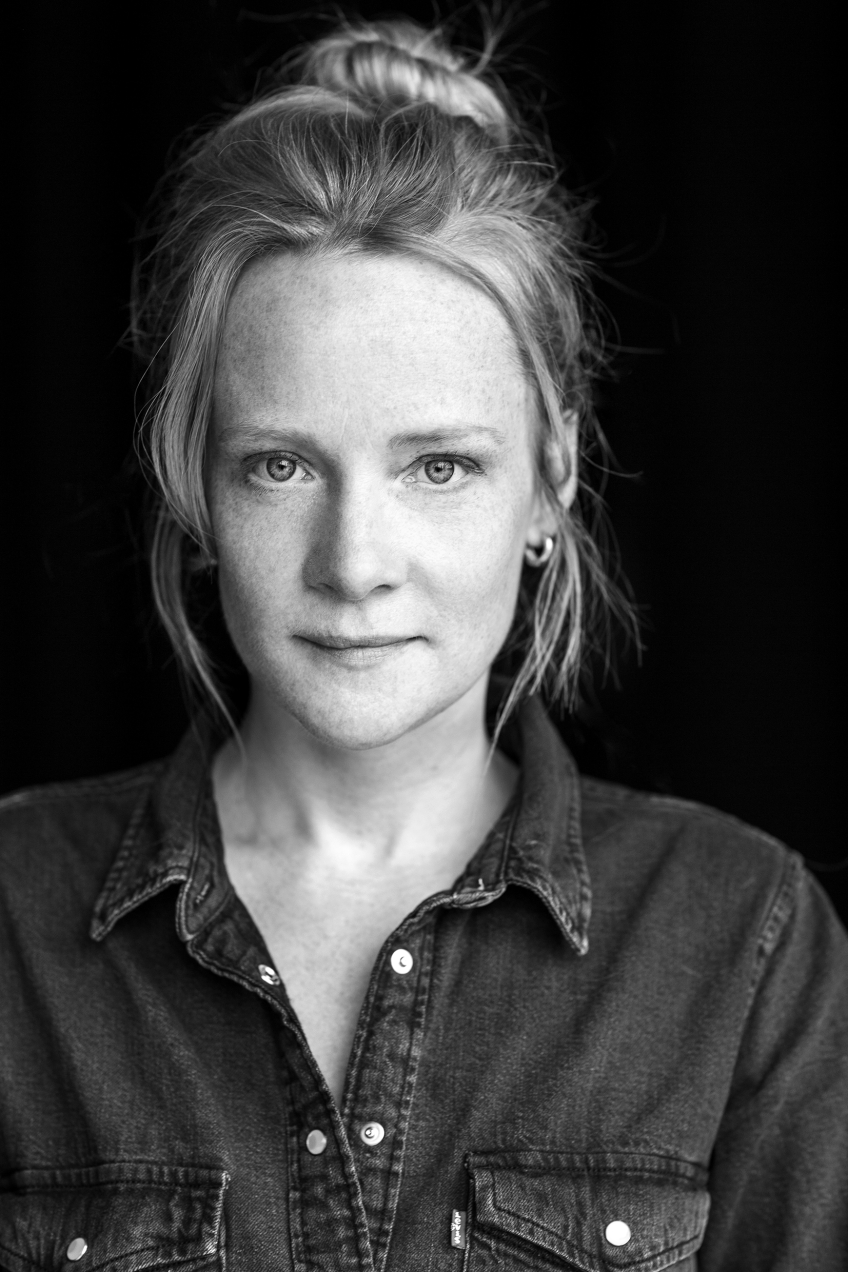 Porträttfoto på skådespelaren Maja Rung. 