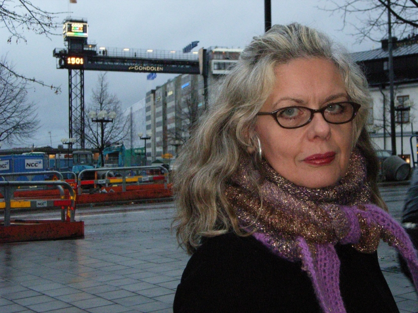 Marianne Lindberg De Geer framför Katarinahissen i Stockholm. 